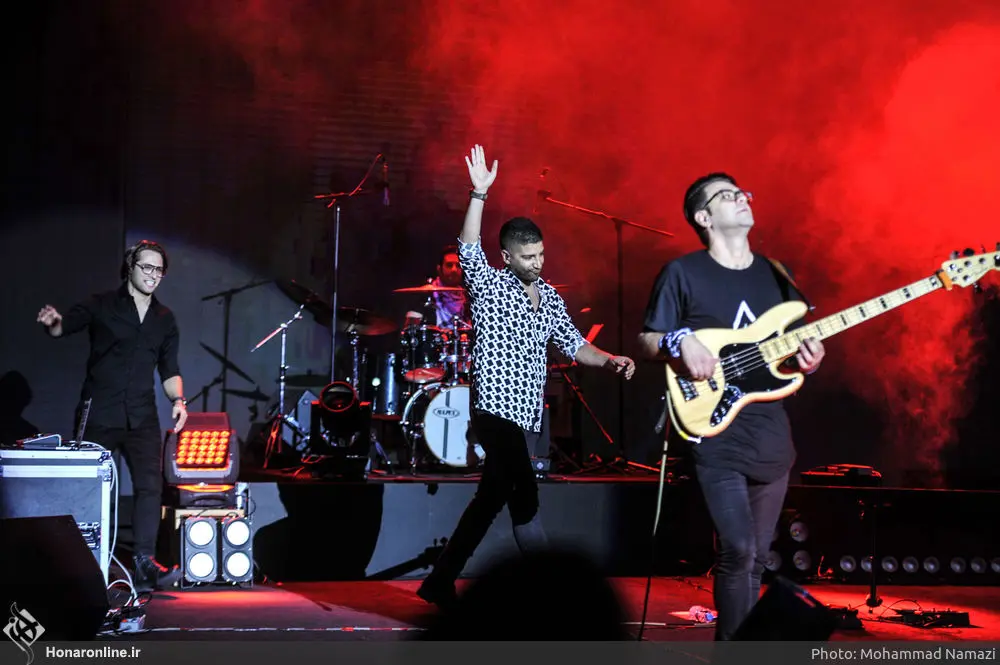 ماهی که پیش روی تو کم می‌آورد؛ توصیف زیباترین تصویر دلبری در موزیک گروه ایهام به نام «امشب»/ مجنون ترم از فرهاد...+دانلود آهنگ