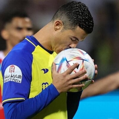 رونالدو از شدت علاقه توپ فوتبال را خورد + عکس