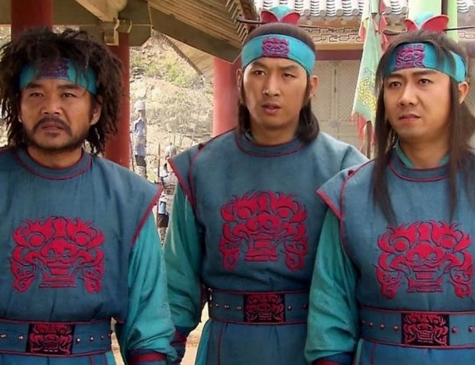 لحظۀ خنده‌دار آب خوردن اشتباهی «ماری» در پشت صحنه سریال «جومونگ»