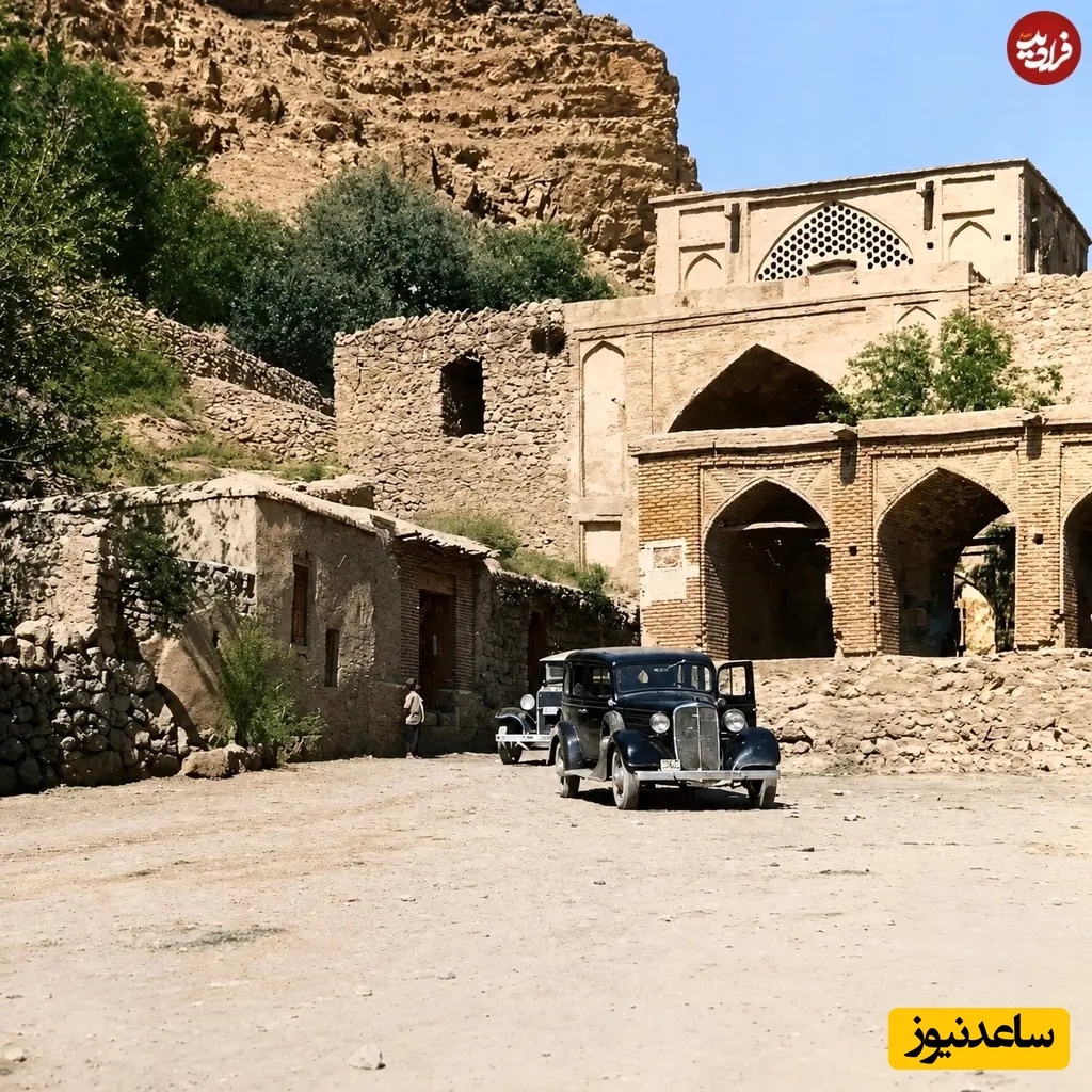 عبور دو اتومبیل از دروازه قرآن شیراز
