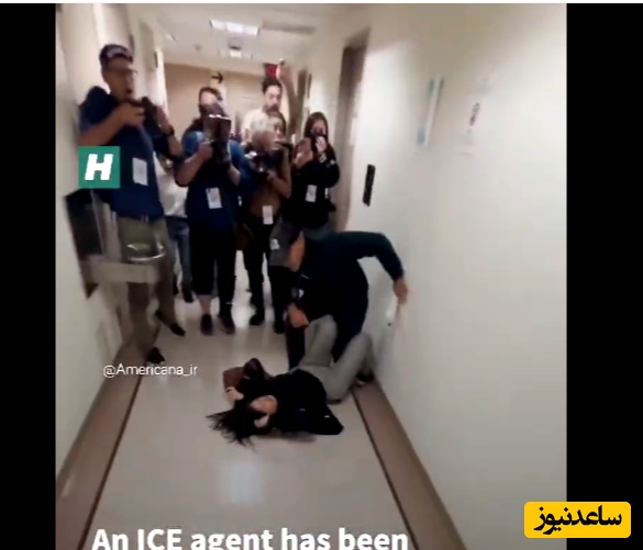 (ویدیو) پلیس آمریکایی در حال کتک زدن زن میان‌سال/ مدعیان حقوق بشر هم شوهرش رو به خاطر مهاجر بودن بازداشت میکنن و هم زن رو کتک میزنن!