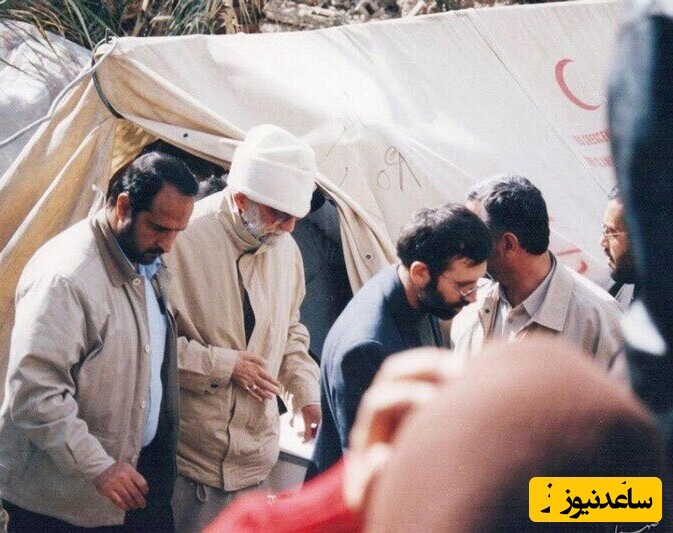 ویدیویی دیده نشده از حضور رهبر شهید انقلاب در مناطق زلزله زده بم و کمک به مردم با لباس مبدل/ سرزده و بدون تشریفات