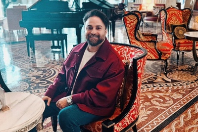 از المان‌های نوستالژیک تا طراحی مدرن؛ نگاهی به چیدمان قصر جذاب بابک جهانبخش و پسرش/ گرامافون، ساعت دیواری فانتزی، دیوارپوش سنگ آنتیک و...