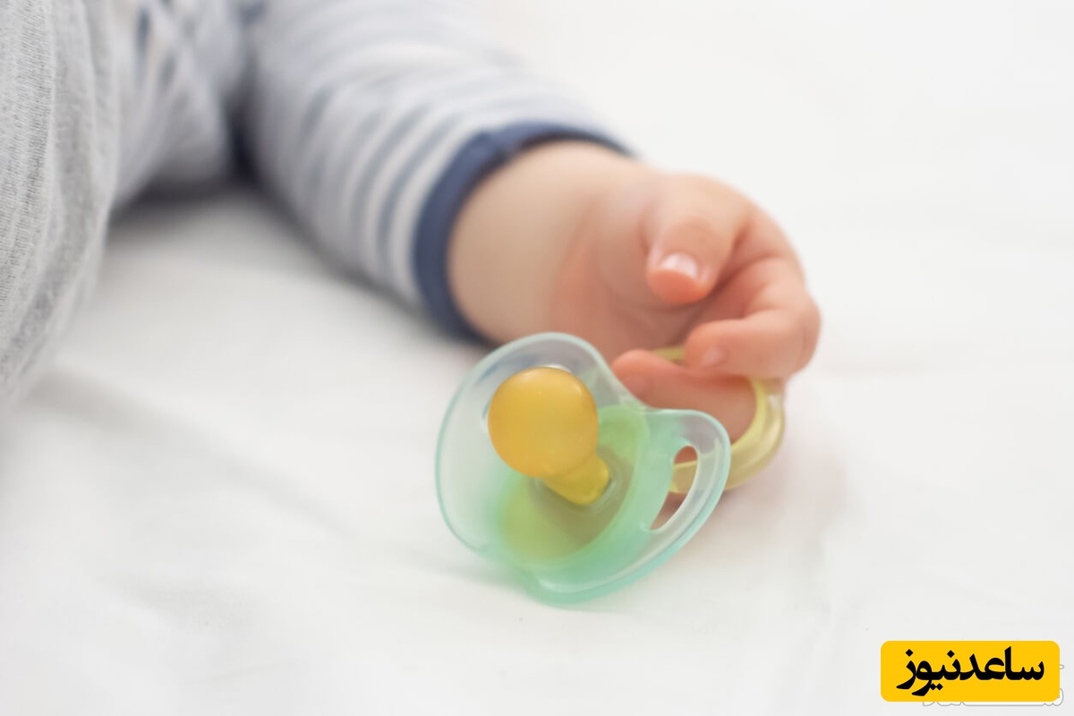 پستانک دادن به نوزاد