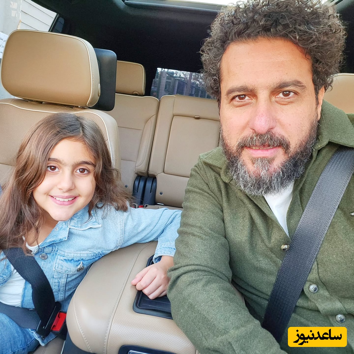 حس و حال دوست‌داشتنی محسن کیایی هنگام همخوانی با تیتراژ سریال هزار و یک شب و با صدای علیرضا قربانی در ماشینش+ویدیو