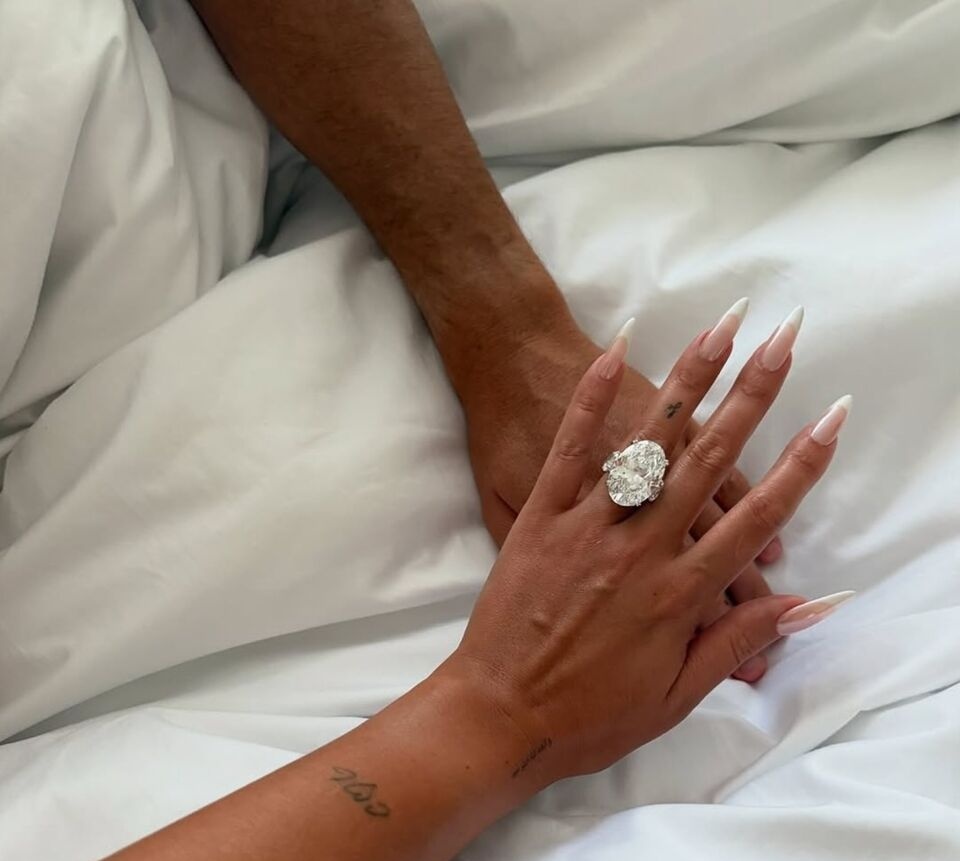 طنز فوتبالی؛ خلاقیت خنده دار یک نوعروس ایرانی برای تقلید از حلقه الماس جورجینا، زن رونالدو/ این ابتکار رو باید ثبت جهانی کرد+عکس