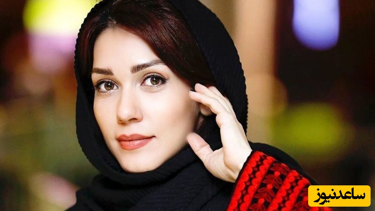 ژست خاص و هنری شهرزاد کمال زاده کنار پنجره با تیپ ساده و آبی / ایده‌ای عالی برای ست کردن لباس‌های آبی و جین + عکس