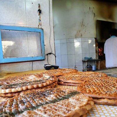 مردم از این نانوایی در ایران با تاپ و شلوارک نان می‌خرند! + تصویر