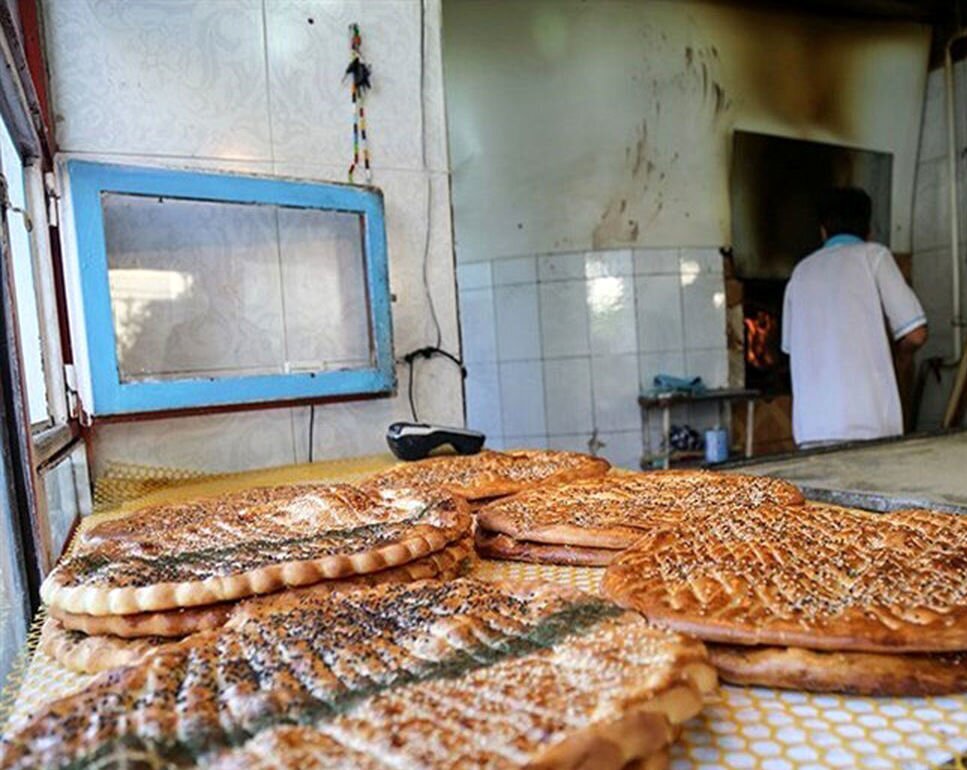 مردم از این نانوایی در ایران با تاپ و شلوارک نان می‌خرند! + تصویر
