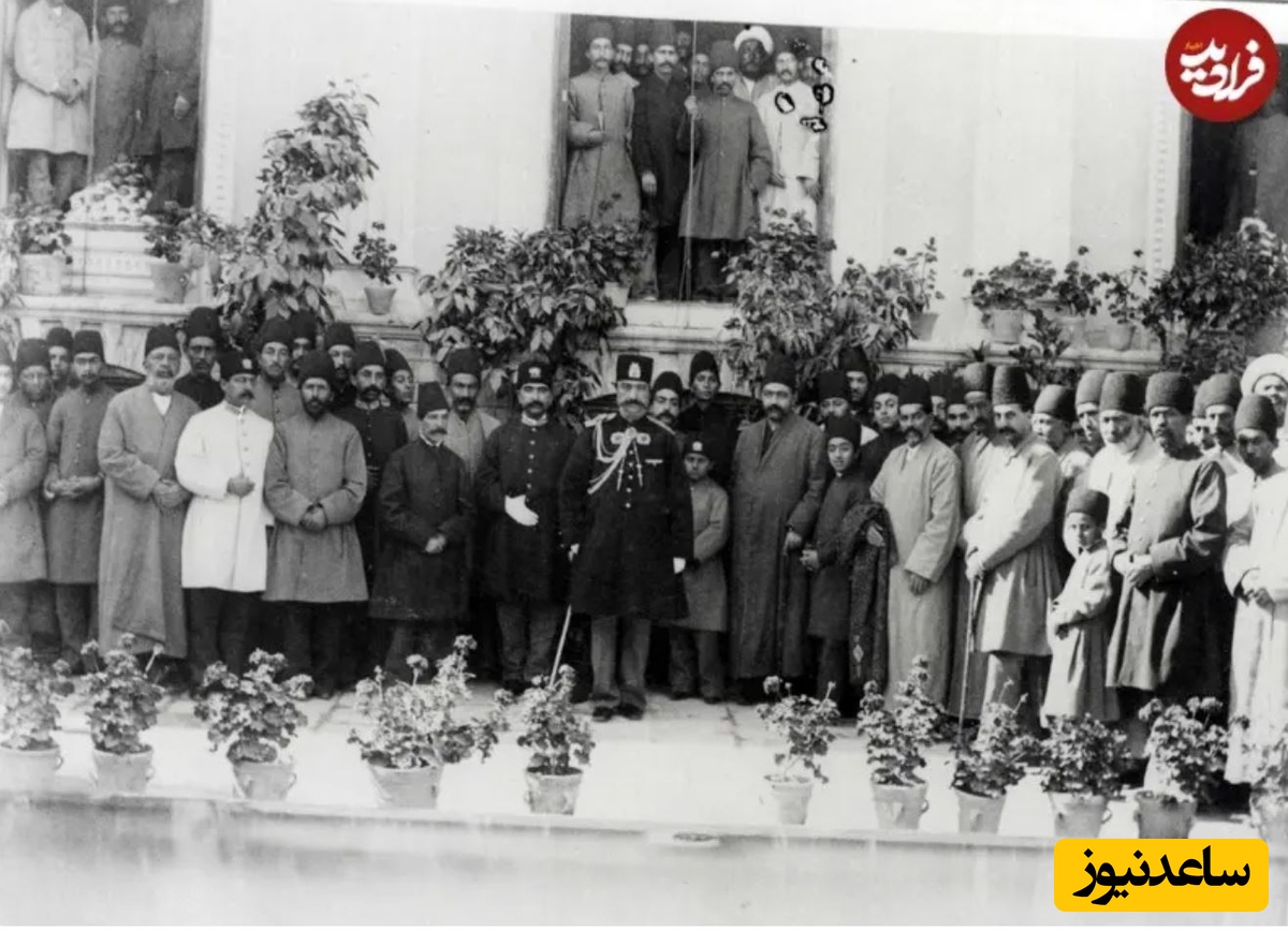 عکس یادگاری شاه و درباریان در حیاط خانۀ امین السلطان صدراعظم