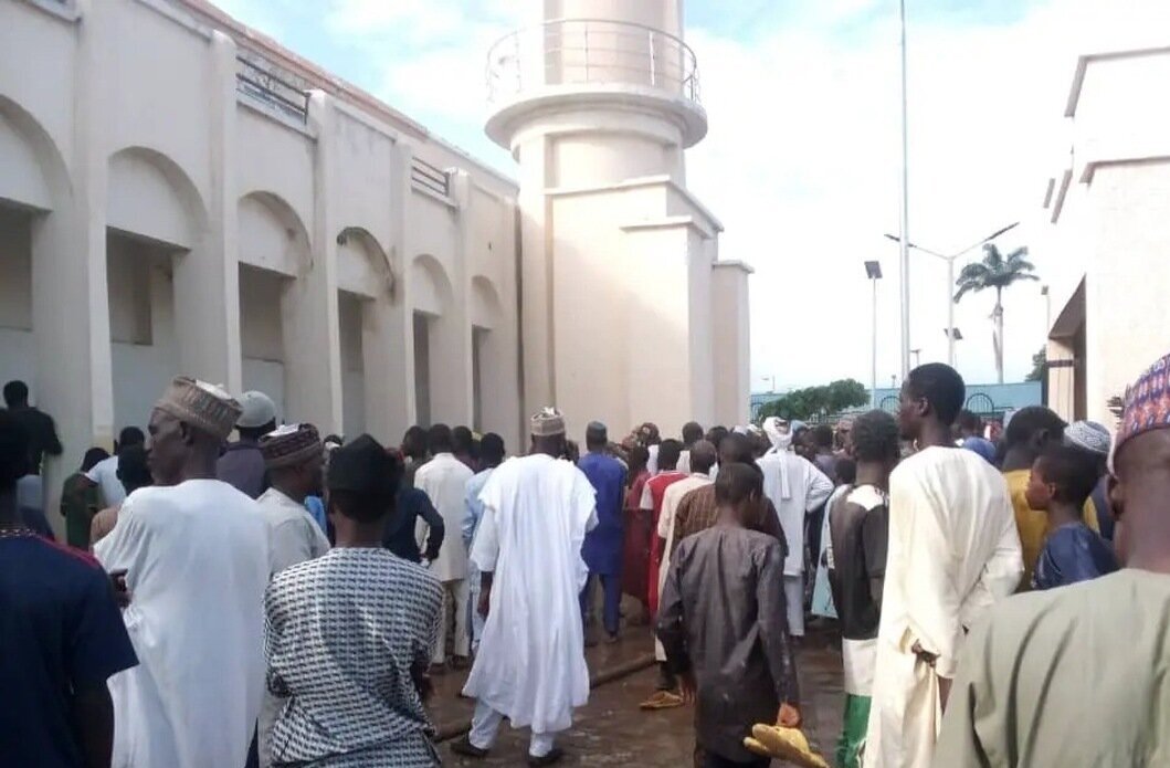 (ویدئو) ریزش مرگبار سقف مسجد روی سر نمازگزاران