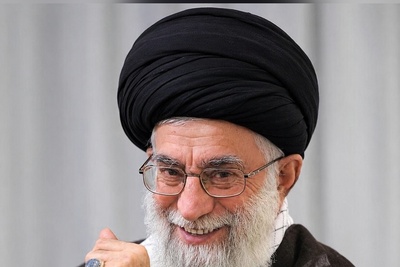ببینید| خنده‌های رهبر شهید انقلاب با تماشای فیلم پرطرفدار پرویز پرستویی؛ وقتی رهبر شهید دیالوگ‌های کوچه بازاریِ آقای بازیگر را برای نوه‌شان ترجمه کردند!