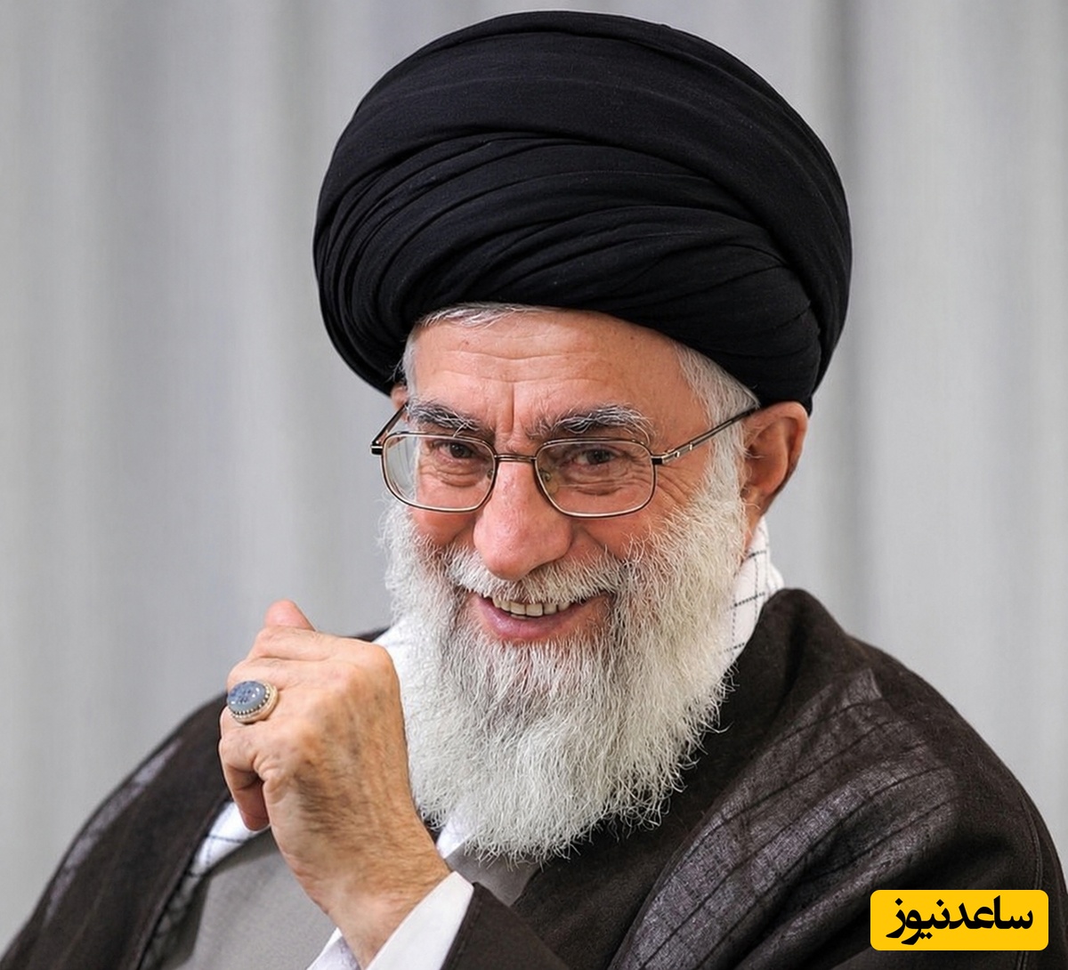 ببینید| خنده‌های رهبر شهید انقلاب با تماشای فیلم پرطرفدار پرویز پرستویی؛ وقتی رهبر شهید دیالوگ‌های کوچه بازاریِ آقای بازیگر را برای نوه‌شان ترجمه کردند!