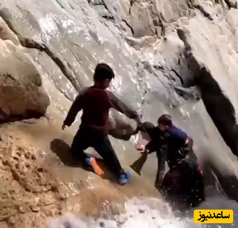 (ویدئو) تقلای مردانه زن جوان روستایی برای عبور دادن پسربچه ها از آبشار/ درود بر تو شیرزن