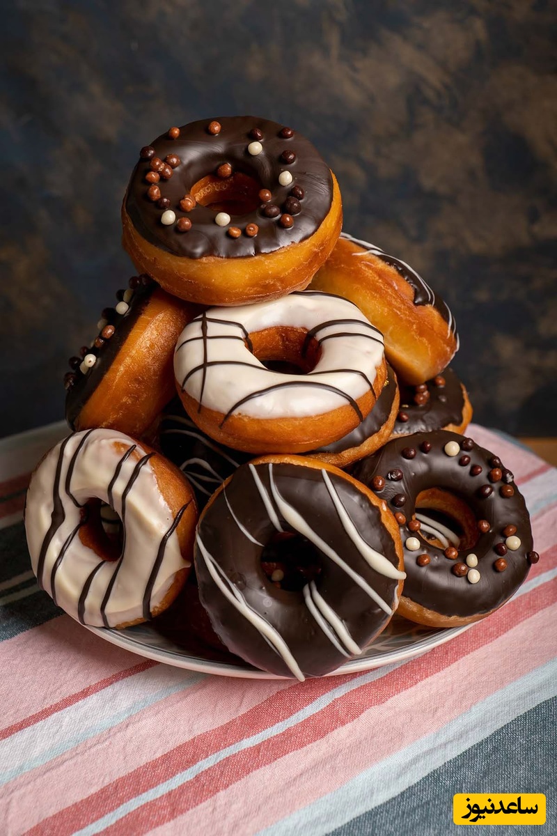 (ویدئو) طرز تهیه دونات شکلاتی فوری؛ یک دستور پخت سریع و آسان برای عصرهای دل‌انگیز