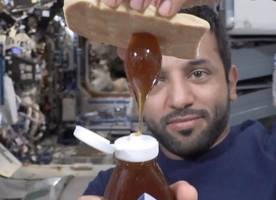ویدئوی جالب عسل خوردن فضانورد اماراتی در ایستگاه بین المللی فضایی