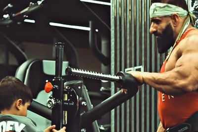 پدرانه های هادی چوپان برای پسرش + فیلم / با این حجم از عضله نشون داد قلبش مهربونه