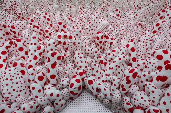 نمایشگاه وسوسه های بی پایان، چیدمانی از یایویی کوساما، هنرمند نامدار زنده ژاپنی