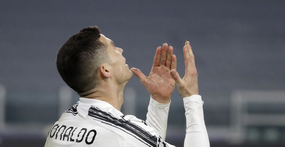 (ویدئو) دعا خواندن از ته دل و استرس زیاد رونالدو موقع ضربات پنالتی مقابل اسپانیا/ ابرستاره فوتبال جهان نشون داد سن فقط یک عدده!