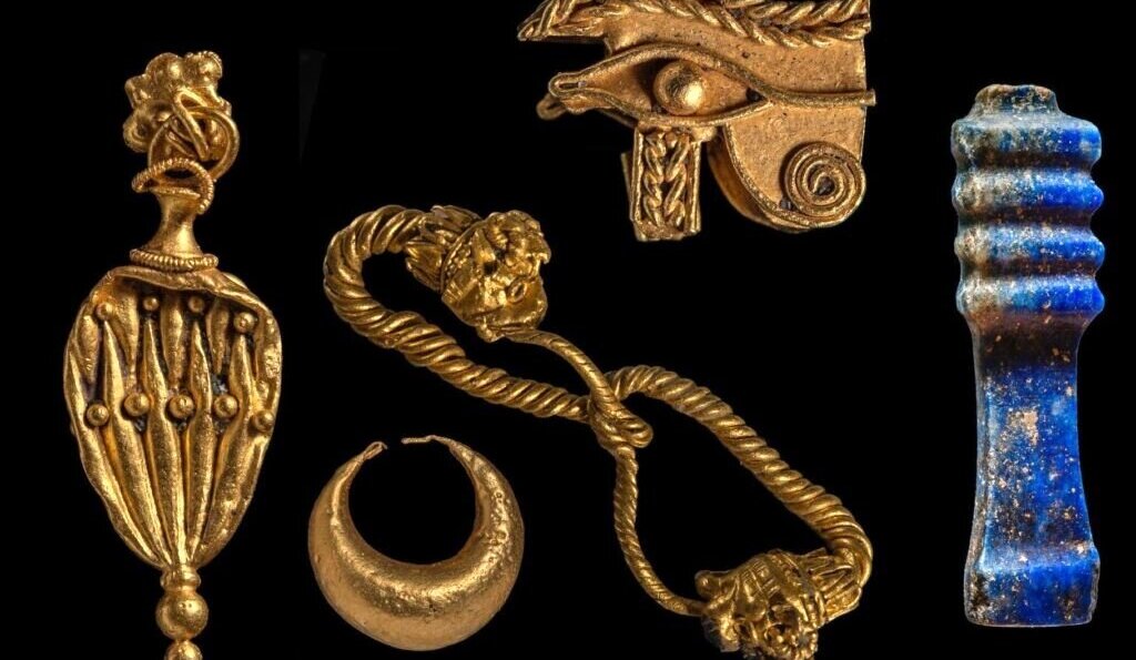 بخشی از جواهرات کشف شده در معبد آمون
