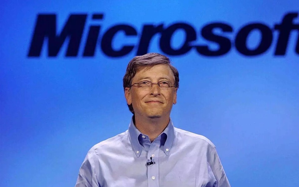 عکس تاریخی‌ای که امروز ما را به خنده می‌اندازد؛ وقتی بیل گیتس CD-ROM را آینده می‌دانست