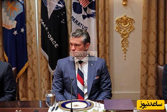 وزیر جنگ آمریکا با کراوات پرچم روسیه