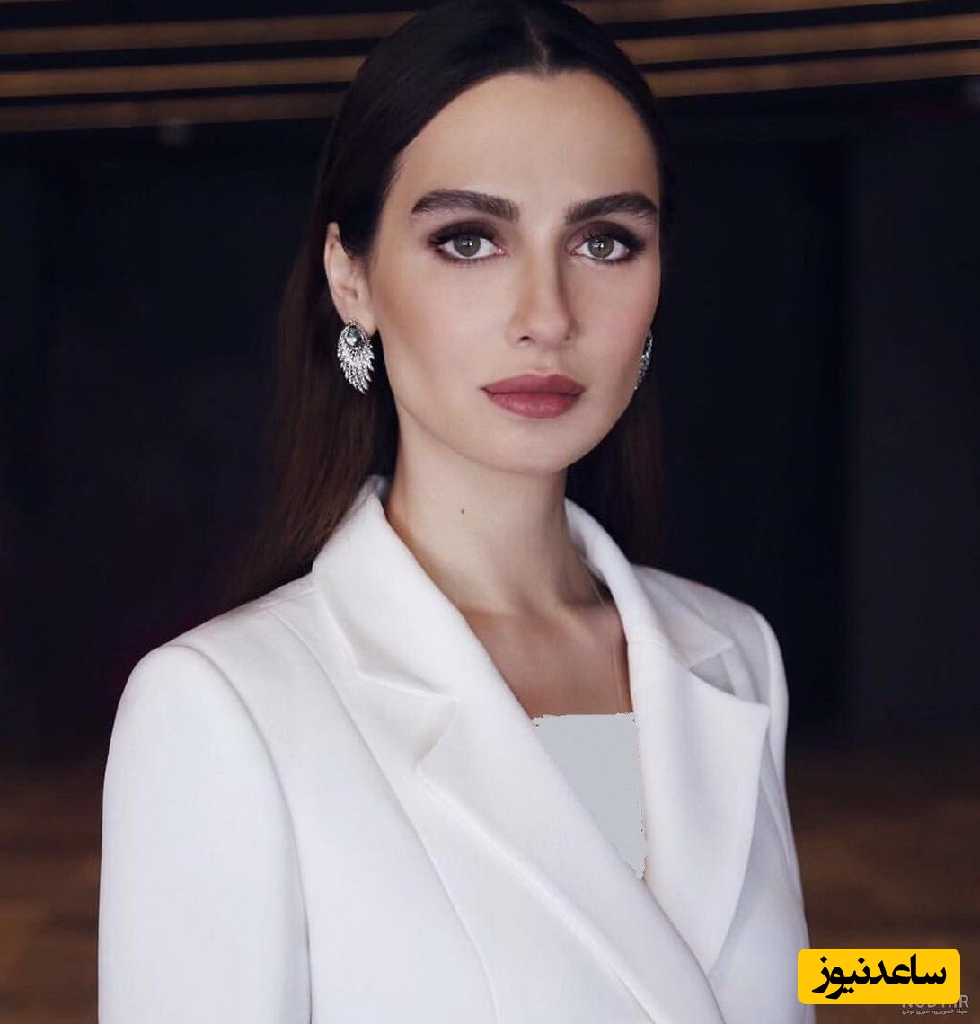 استایل شیک و جذاب بیرجه آکالای در یک کافه سنتی و رنگی