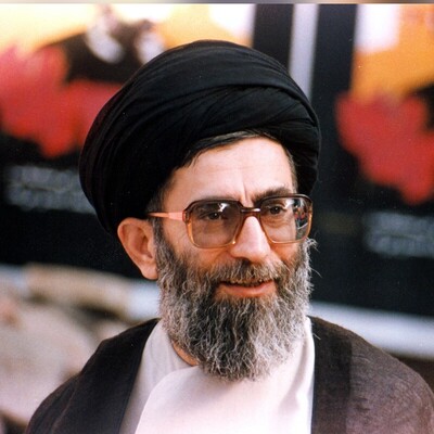 (عکس) تصاویری از تبلیغات انتخاباتی آیت الله خامنه‌ای در سال‌های 60 و 64 / من آقای خامنه‌ای را بزرگش کرده‌ام