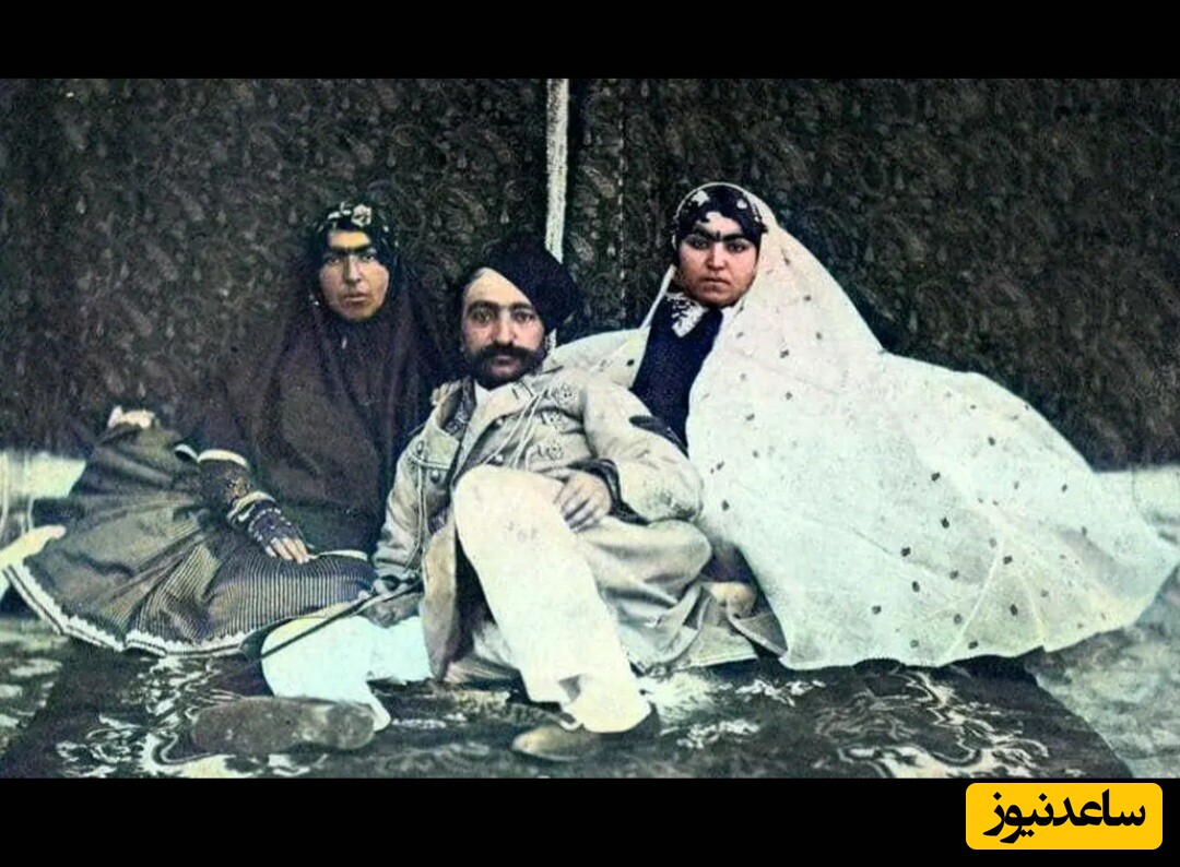 نگار خانم، بانوی نوازنده مخصوص ناصرالدین شاه با لباس گلدار زیبا و کلاهی عجیب/ جلیقه پوست ماری تنشه؟