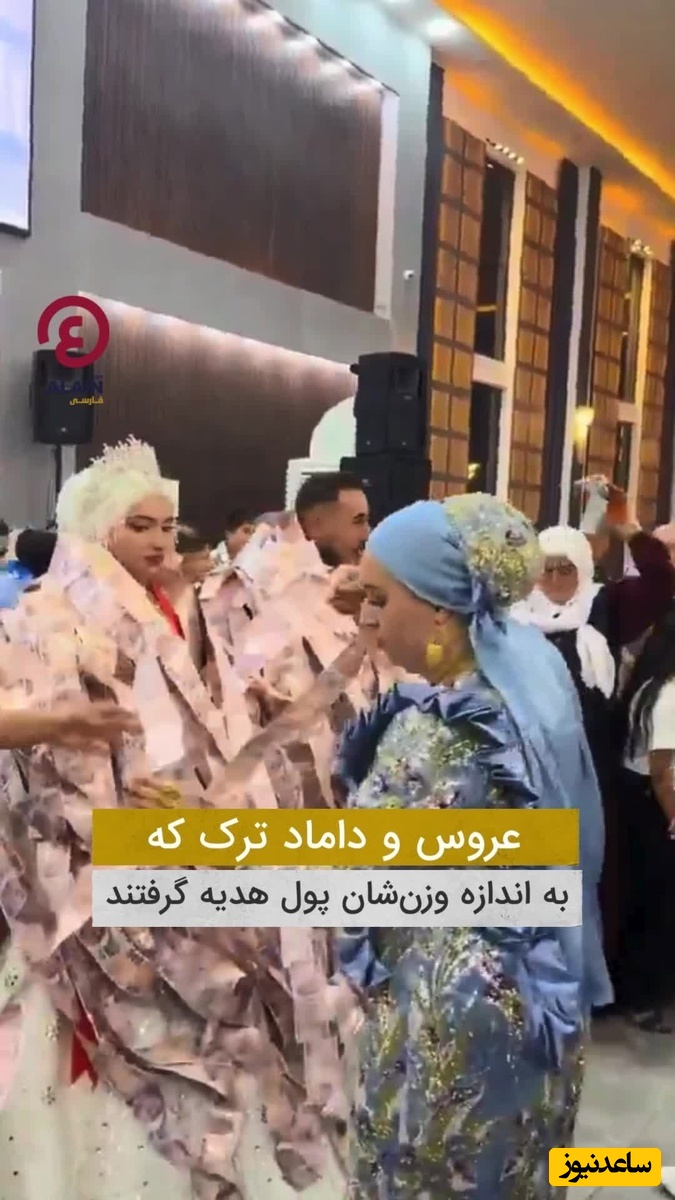 بازدید میلیونی عروس و دامادی که به اندازه وزنشان پول هدیه گرفتند / عجب فامیل‌های دست و دلبازی دارن، حالا یه وانت میخواد این همه هدیه رو ببری 🤣+ ویدئو