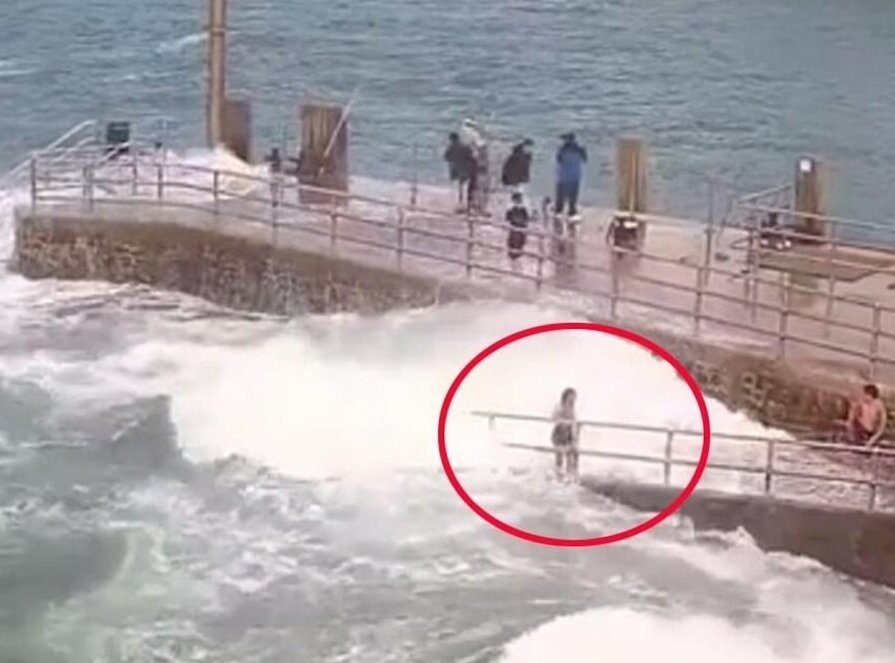 (ویدئو) موج عظیم یک دختر را به داخل دریا کشاند