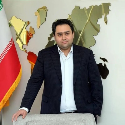ببینید| از کشمش تا پاکت‌بگیر؛ داماد حسن روحانی با این القاب حساب تجمع‌کنندگان مقابل منزل رئیس‌جمهور سابق رو کف دستشون گذاشت و نشون داد مثل شیر پشت پدرزنش هست!