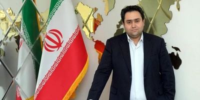 ببینید| از کشمش تا پاکت‌بگیر؛ داماد حسن روحانی با این القاب حساب تجمع‌کنندگان مقابل منزل رئیس‌جمهور سابق رو کف دستشون گذاشت و نشون داد مثل شیر پشت پدرزنش هست!