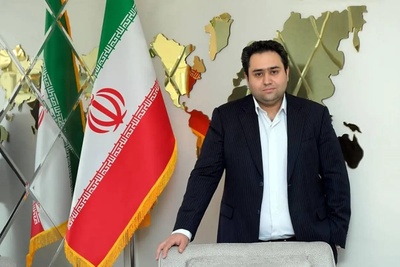 ببینید| از کشمش تا پاکت‌بگیر؛ داماد حسن روحانی با این القاب حساب تجمع‌کنندگان مقابل منزل رئیس‌جمهور سابق رو کف دستشون گذاشت و نشون داد مثل شیر پشت پدرزنش هست!