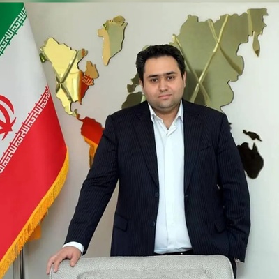 ببینید| از کشمش تا پاکت‌بگیر؛ داماد حسن روحانی با این القاب حساب تجمع‌کنندگان مقابل منزل رئیس‌جمهور سابق رو کف دستشون گذاشت و نشون داد مثل شیر پشت پدرزنش هست!