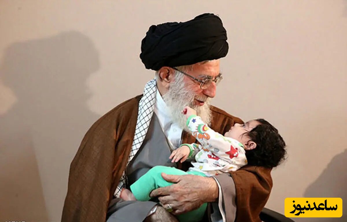 (عکس) شکار جالب عکاسان از کالسکه بسیار ساده نوه پسری رهبر معظم انقلاب در یک روز شلوغ در تهران