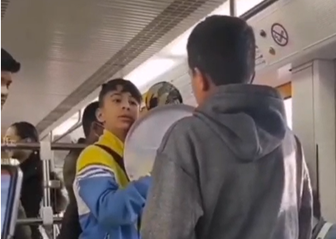 خوانندگی دو نوجوان در مترو با آهنگ معروف حسابی خبرساز شدند + فیلم