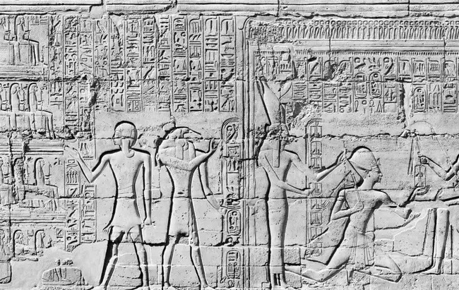 رامسس دوم در حال زانو زدن پیشِ آمون-رع و دریافت نماد جشن سِد، رامِسِئوم