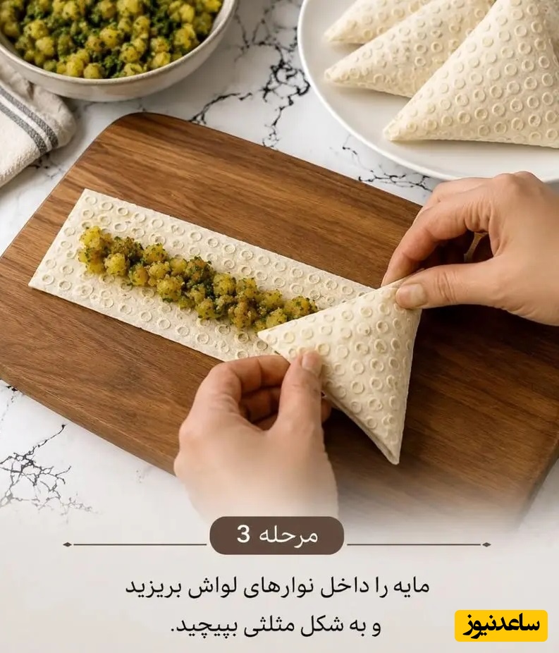 مواد سمبوسه را داخل نان میپیجیم