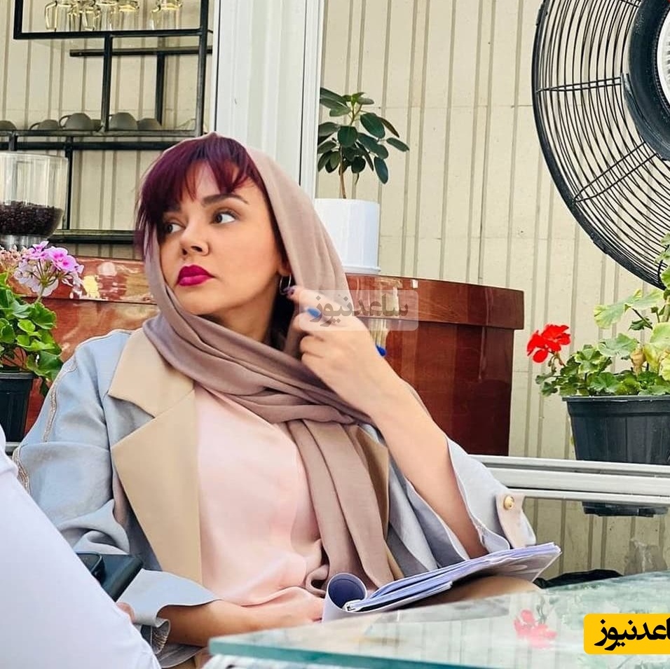 عکس هنری از ندا قاسمی در یک کافه وقتی حواسش نیست! دست عکاسش درد نکنه ! عجب عکسی گرفته😍