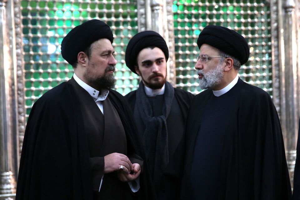 سیدحسن خمینی در کنار فرزندش احمد خمینی و ابراهیم رئیسی