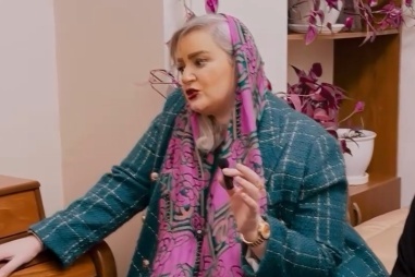 پیوند اصالت با نقش و نگار چوب در چیدمان جهیزیه خاص نعیمه نظام دوست/ آباژور تک شعله، مبلمان سفارشی، تلفن سلطنتی والتر، تابلو نقاشی ارمغانی از هنر شرق+فیلم