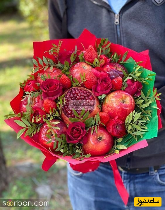 اوج بی‌سلیقگی داماد محترم در دادن دسته گل مخصوص یلدا برای تازه‌عروسش اینگونه رقم خورد؛ آخه الان اون انارها رو چیکار کنه!+عکس