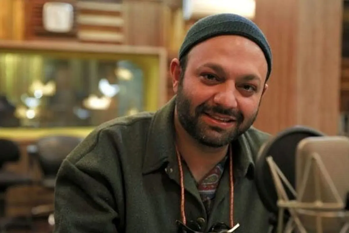 نگاهی به دکوراسیون میز کار خاص صابر ابر در خانه با حضور یک مهمان ناخوانده !/خرگوش چوبی، عینک دودی و کتاب های قطور؛ ترکیبی خلاقانه و البته جسورانه!+عکس