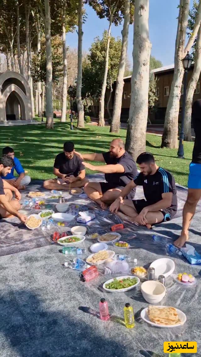 آبگوشت خوری خنده دار و دلچسب قهرمانان کشتی در حیاط سرسبز و باصفا/ نون سنگک و سبزی و...+فیلم