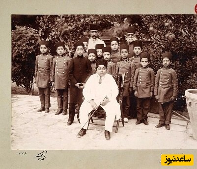 چهره متمایز و متکبرانه احمد شاه قاجار در بین همکلاسی هایش + عکس
