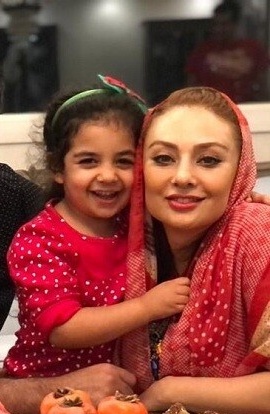 نگاهی به چیدمان سفره یلدایی پُرطمطراق و اصیل ایرانی یکتا ناصر + عکس/ از انار دون شده تا ظروف قدیمی