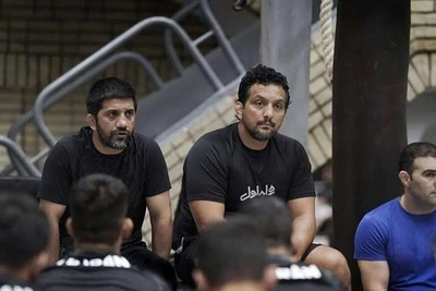 (عکس) نوستالژی ورزشی؛ علیرضا دبیر و پژمان درستکار با کت و شلوار های دهه شصتی/ زمانی که قهرمان تیم ملی کشتی بود