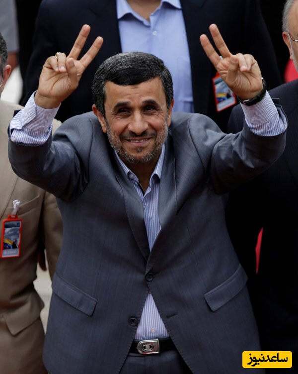 جشن خودمونی و کیک تولد متفاوت محمود احمدی نژاد جلوی در خانه شان در نارمک تهران+عکس