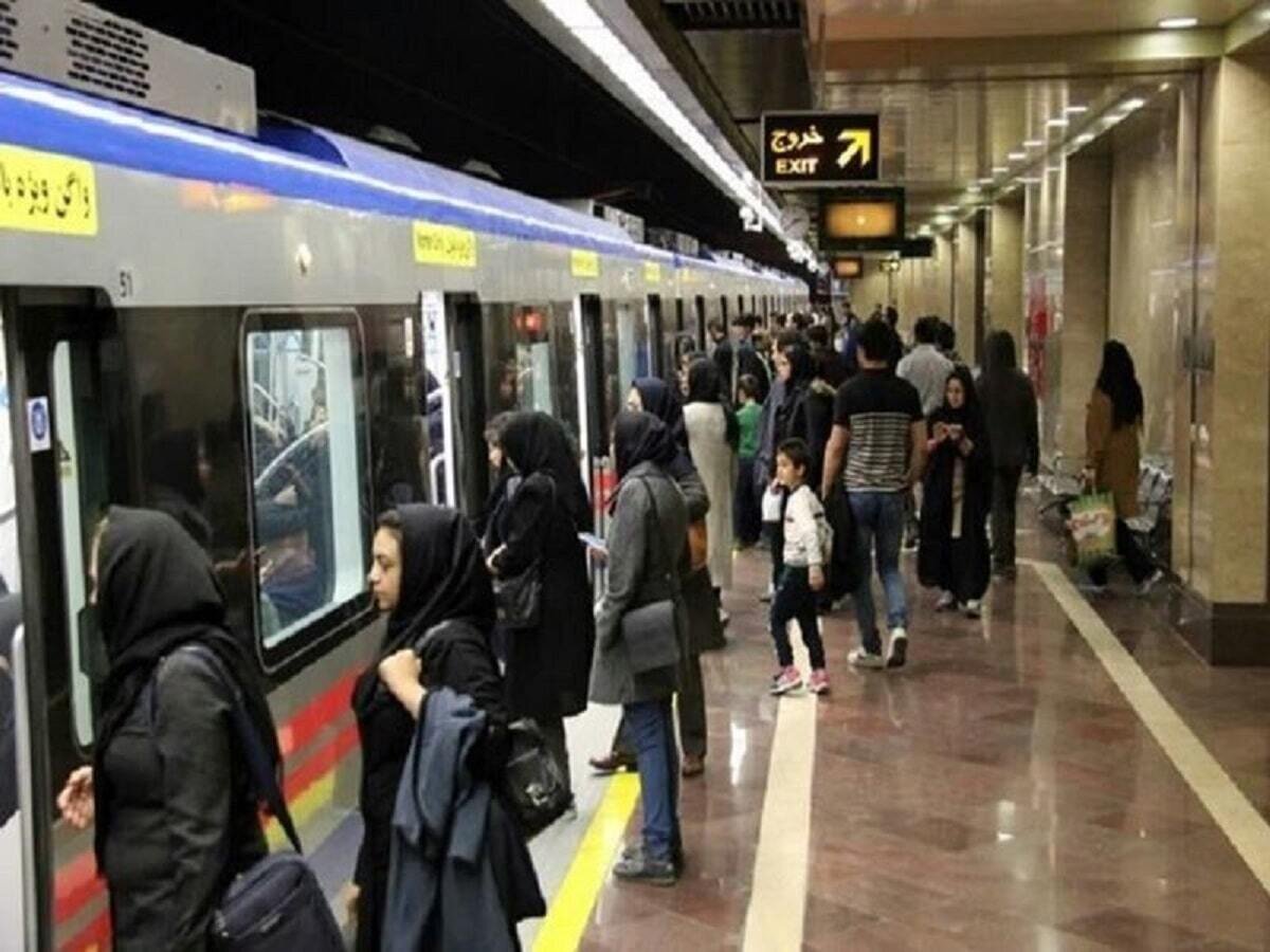 تذکر لسانی به کشف حجاب کنندگان در متروی تهران+ فیلم